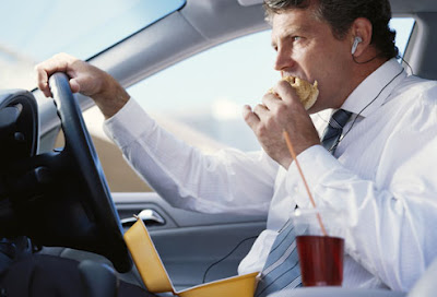 man_eating_in_car